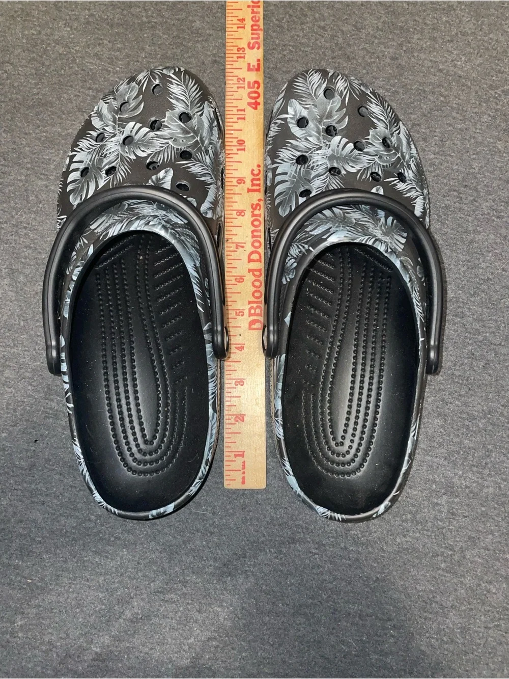 Rare Crocs tropical Clog in Black with Gray Leaf Print mens size 12